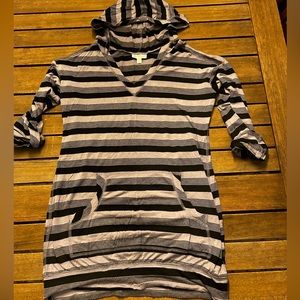 A pea in the pod high quality maternity shirt with hood.  Size Small